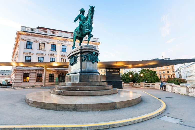 Monumento a Francesco Giuseppe I d'Austria, di fronte al Museo A