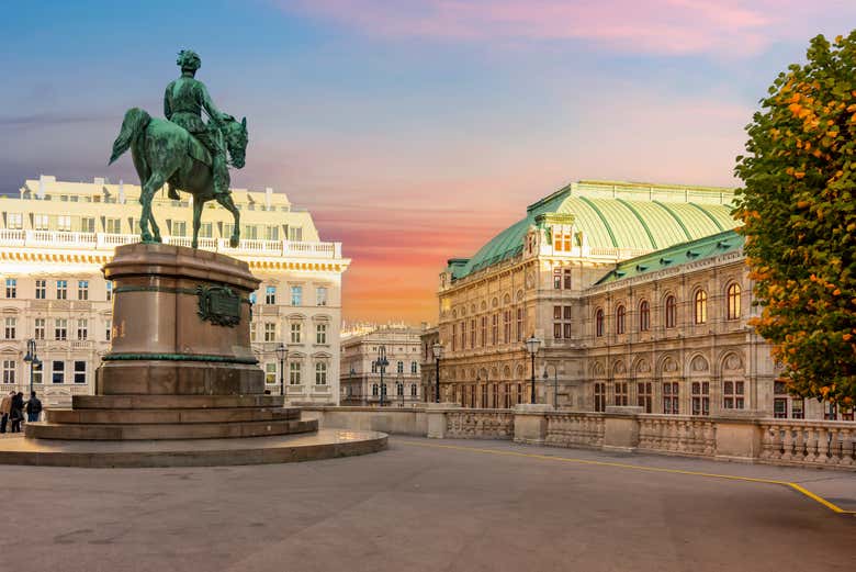 Albertinaplatz en un atardecer