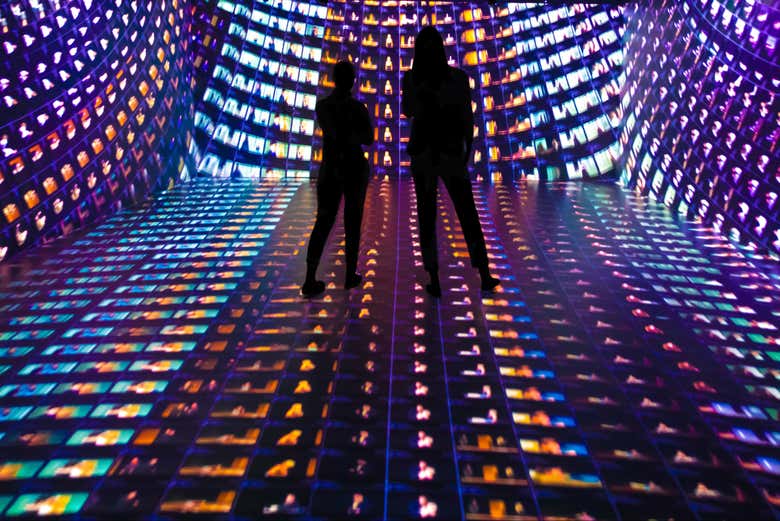 Dos amigas contemplando la exposición