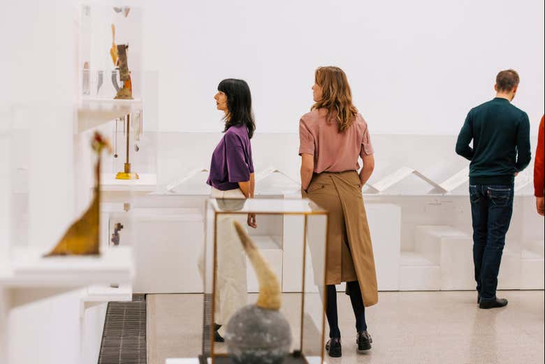 Contemplando las piezas atentamente