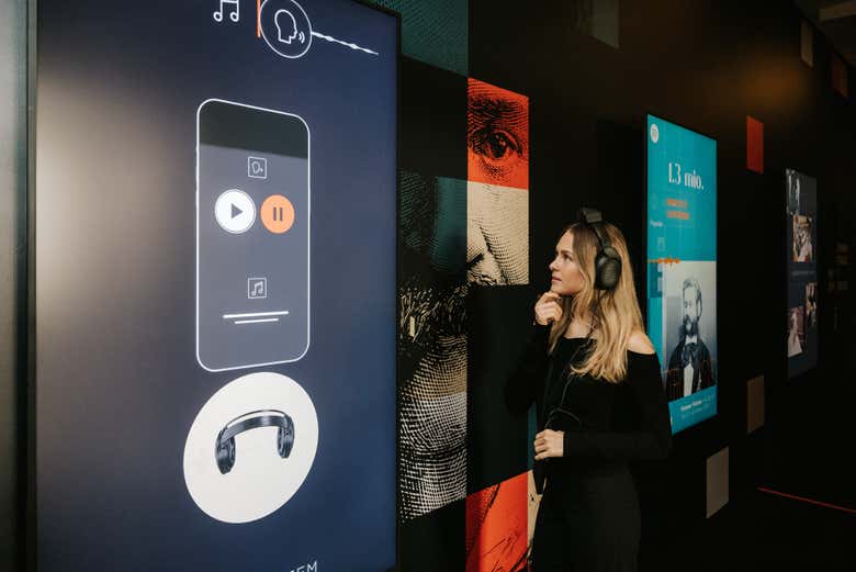 Mirando los detalles sobre la audioguía del museo