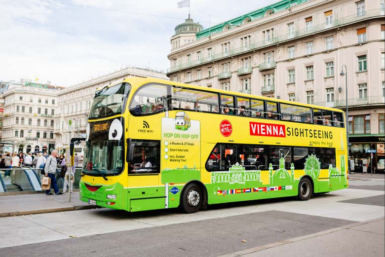 Hop on the Vienna sightseeing bus!
