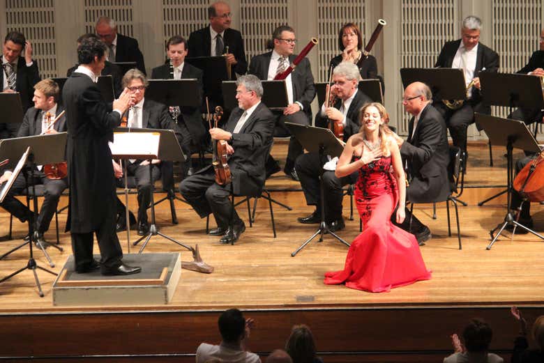 Cantante agradeciendo a la audiencia