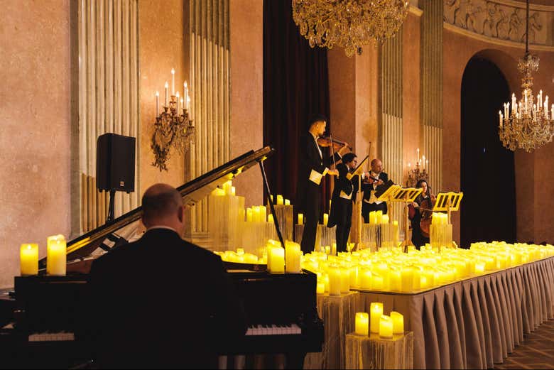 Pianista rodeado de velas