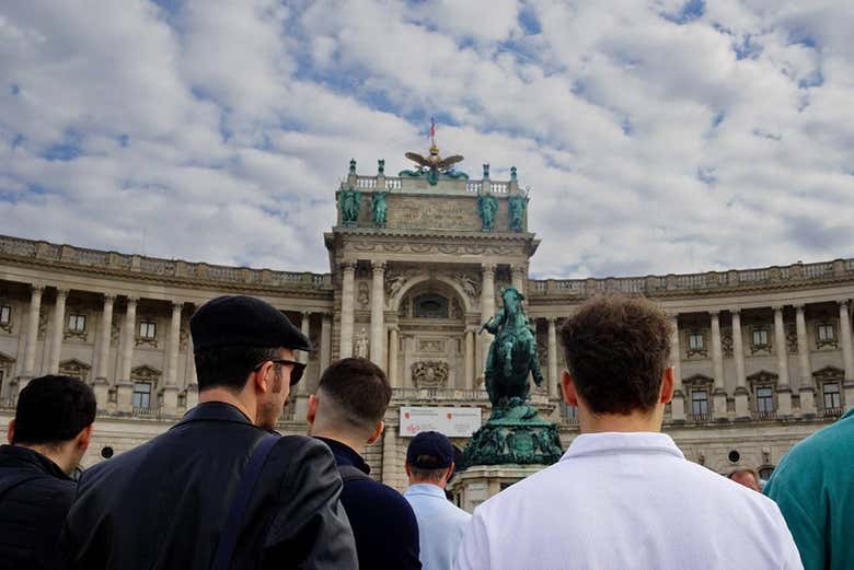Contemplando el Palacio Hofburg de Viena