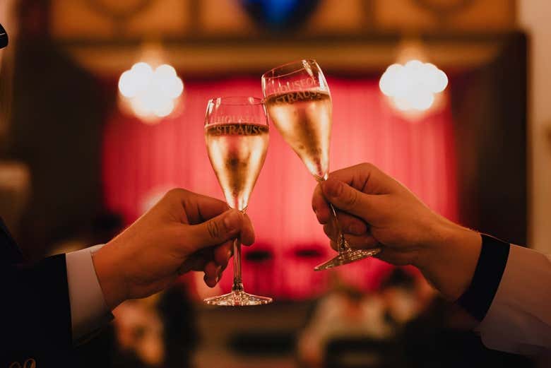 Brindaréis con vino espumoso