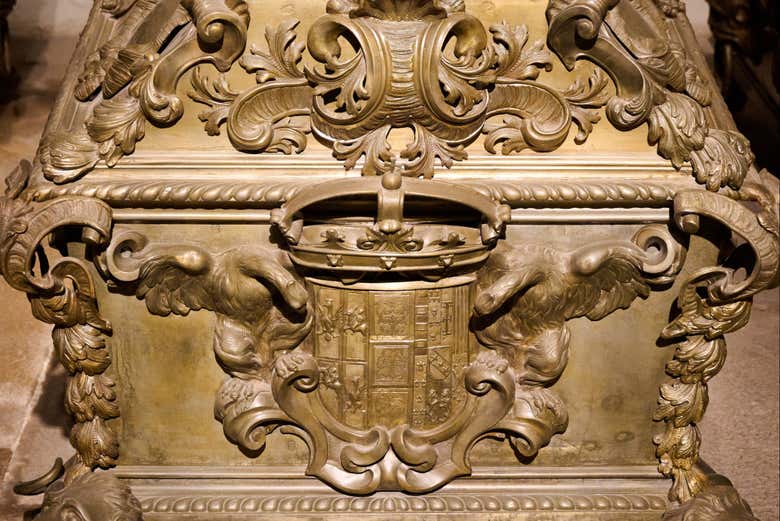 Relieve esculpido con el escudo de armas imperial