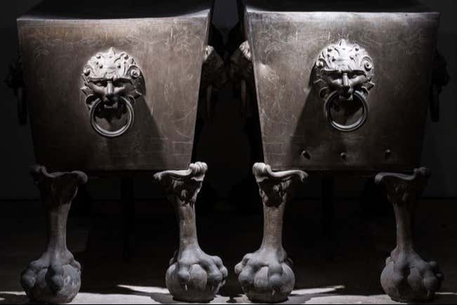 Admirad los elaborados detalles de bronce de los sarcófagos