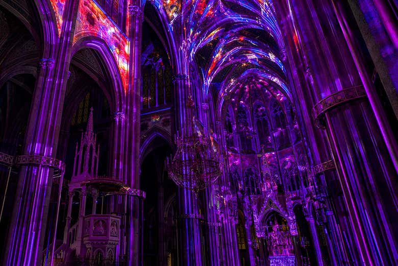 Efectos de luces reflejados en la iglesia Votiva