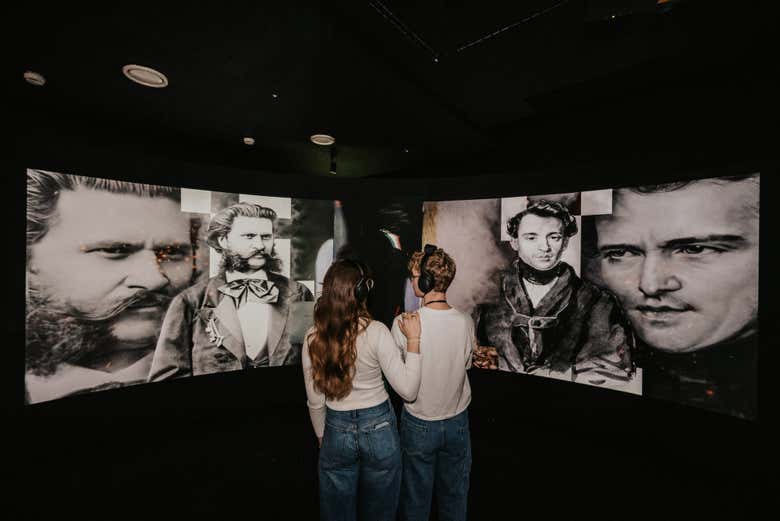 Contemplando la exposición