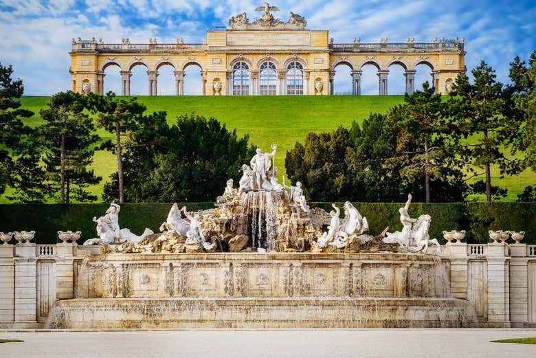 Fuente de Neptuno en las afueras del Palacio Schönbrunn