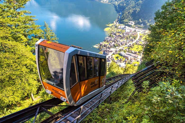 Funicular en Hallstatt, con vistas al pueblo