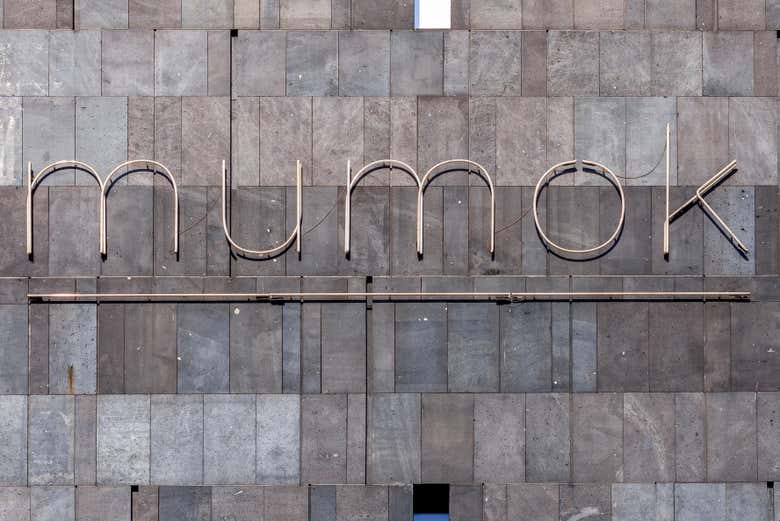 Letrero del Mumok, Museo de Arte Moderno de Viena