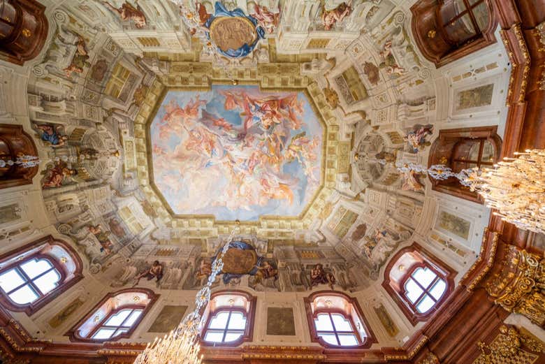 Uno degli affreschi del palazzo