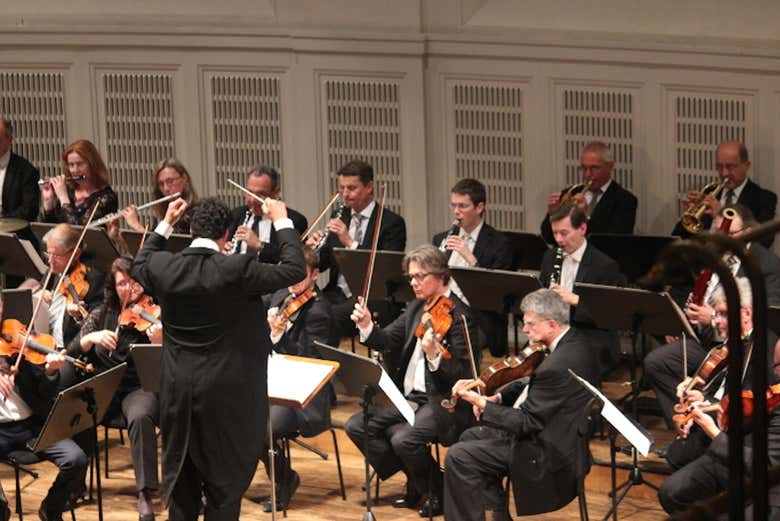 Músicos interpretando obras de Mozart y Strauss