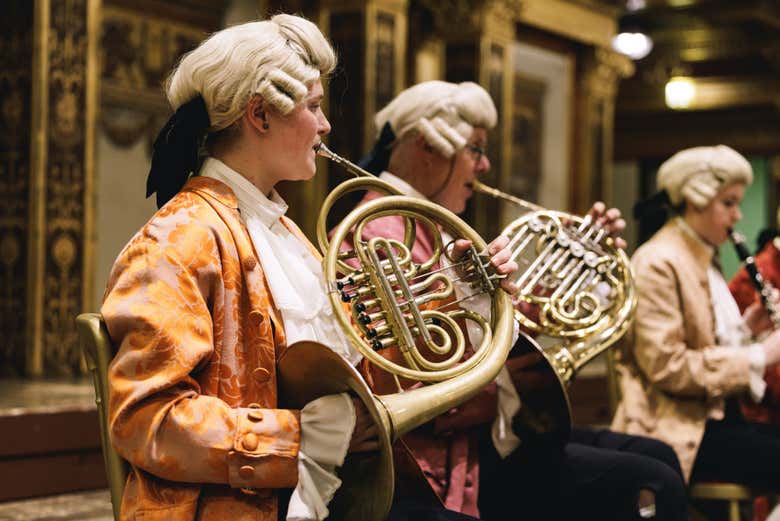 Músicos caracterizados en el concierto de Mozart