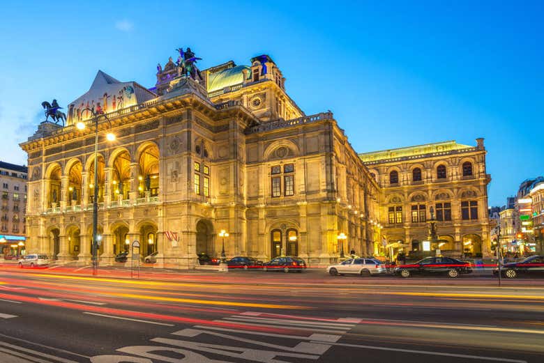 Il Teatro dell'Opera di Vienna illuminato