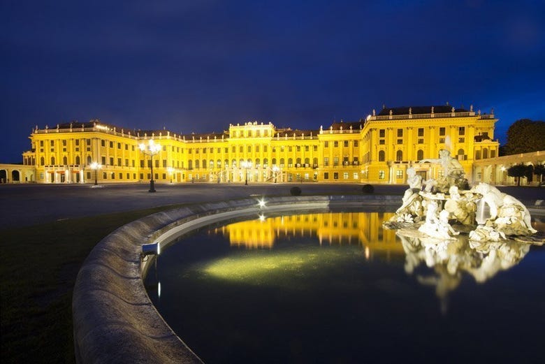 Le Palais de Schönbrunn à la tombée de la nuit