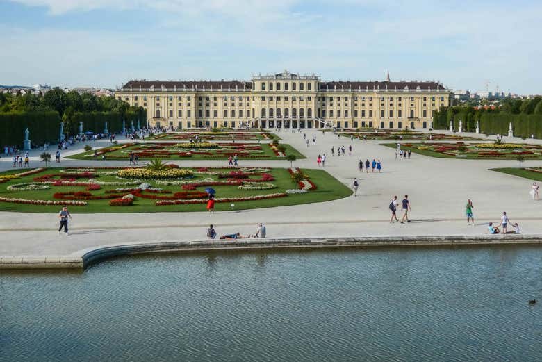 Panoramica della facciata del Palazzo di Schönbrunn