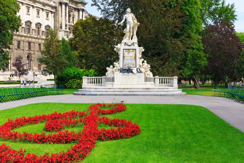 Estatua de Mozart en el parque Burggarten