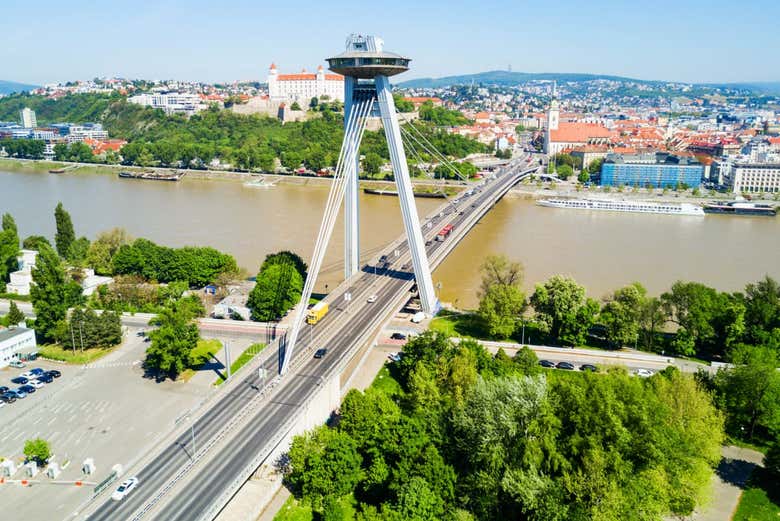 Vistas al puente OVNI, en Bratislava