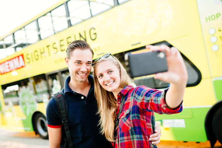 Prenez un selfie à côté du bus