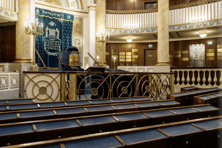 Recorriendo el interior de la sinagoga