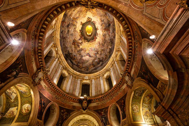 Dôme de l'intérieur de l'église Saint-Pierre