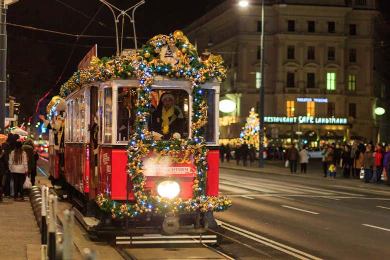 Un tranvía decorado con luces de Navidad