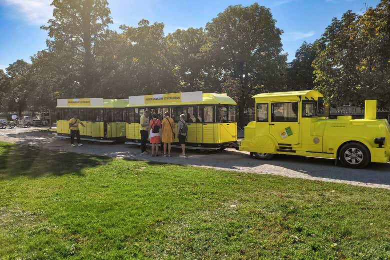 Treno turistico nel parco di Schönbrunn