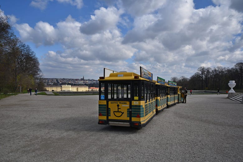 Trem turístico pelo parque de Schönbrunn