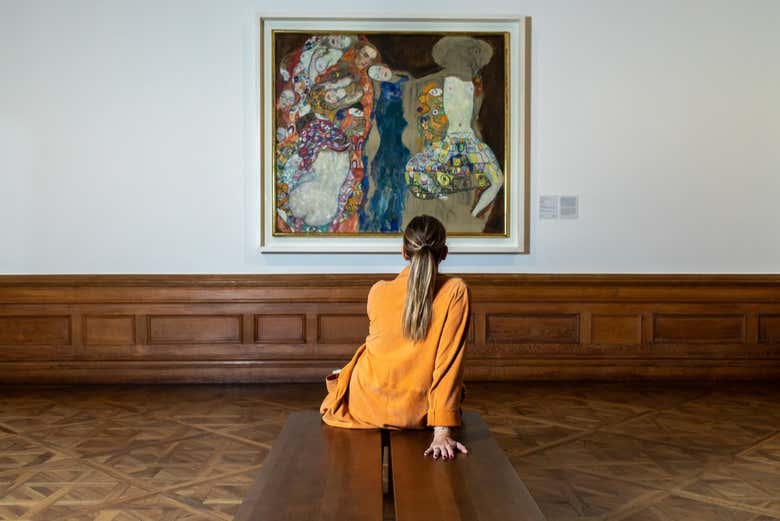 Contemplando una delle opere d'arte del palazzo