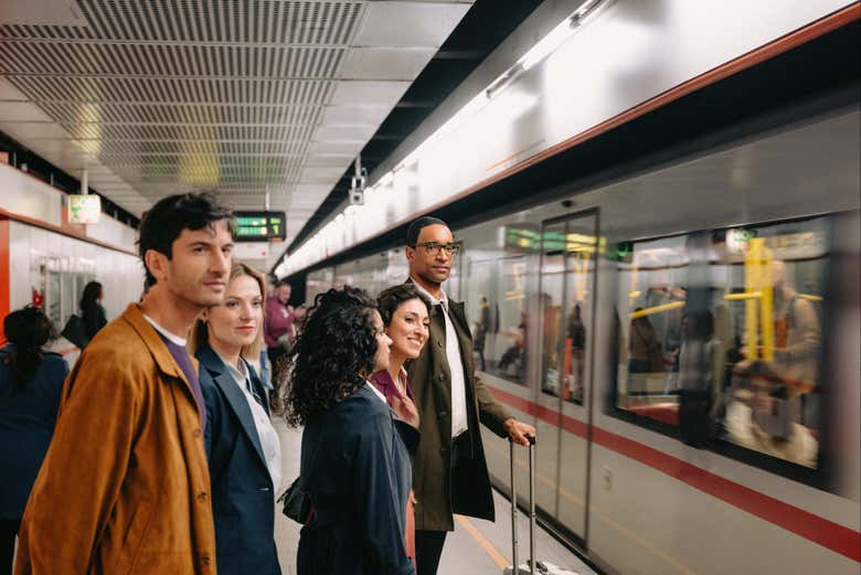 Esperando para subir al metro