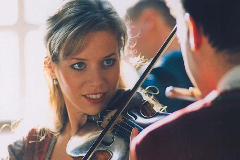 Una violinista interpretando una de las piezas