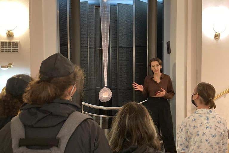 Escuchando las explicaciones de la guía