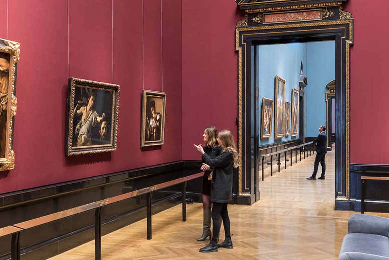 Visitando a pinacoteca do palácio