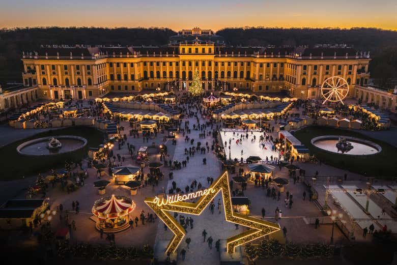 Discover the Schönbrunn Palace and its Christmas market