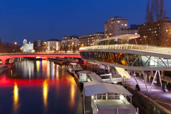 Paseo en barco con cena