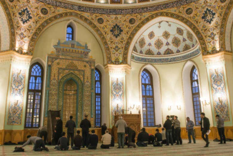 Interior de la Mezquita Heyder Aliyev