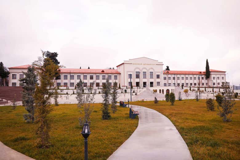 Paseando frente a la Universidad de Karabakh