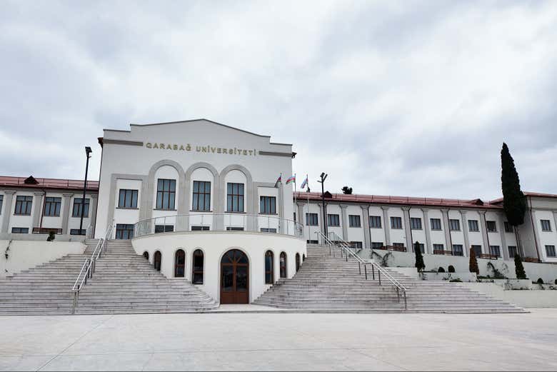Admirando la Universidad de Karabakh