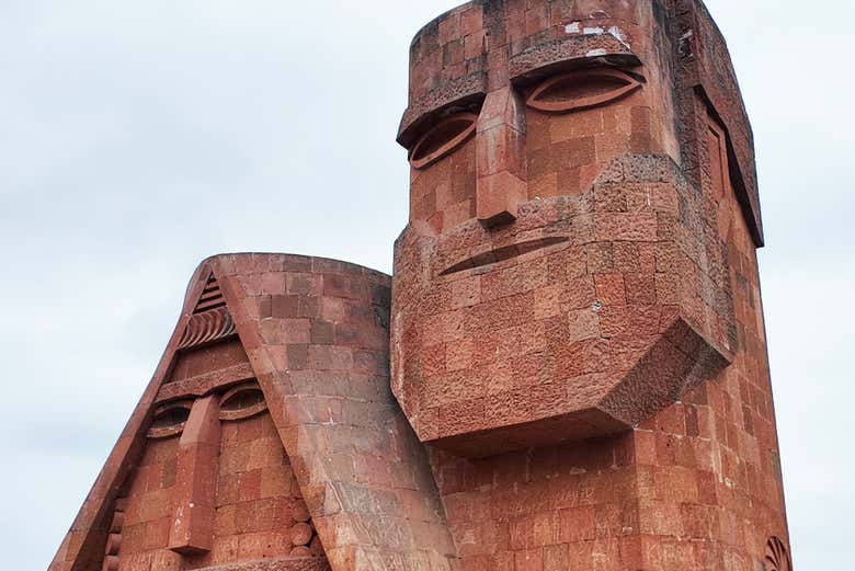 Contemplando el Monumento de Nana Baba