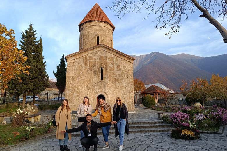 Foto de grupo junto a la iglesia de Kish