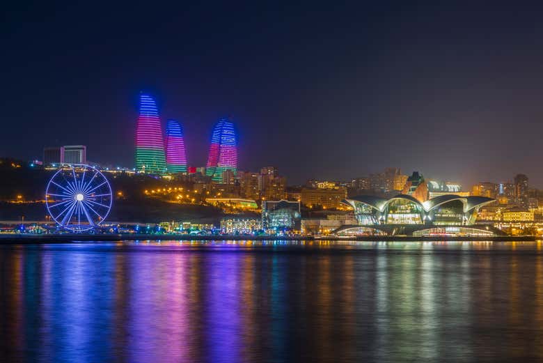 Costa de Baku ao anoitecer