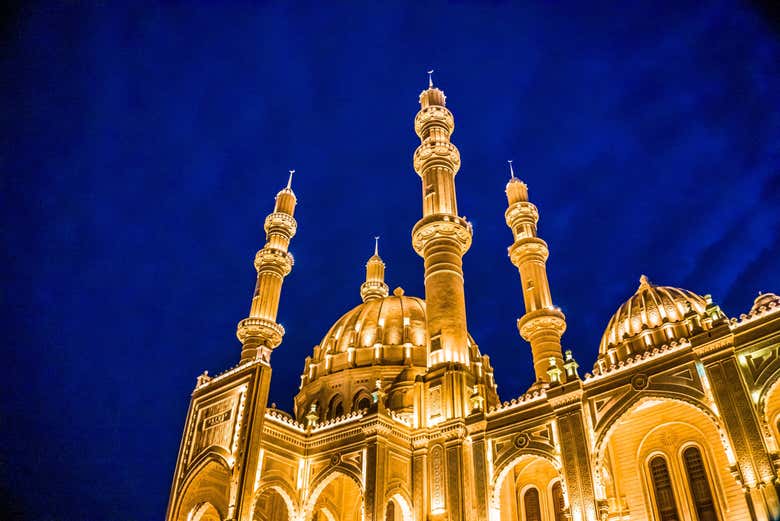 Mezquita de Bakú iluminada