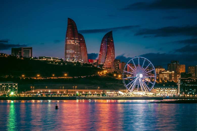 Vista panoramica di Baku di sera