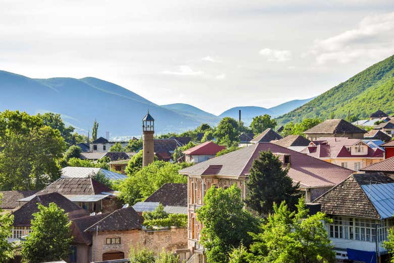 Şəki, tra i monti del Caucaso