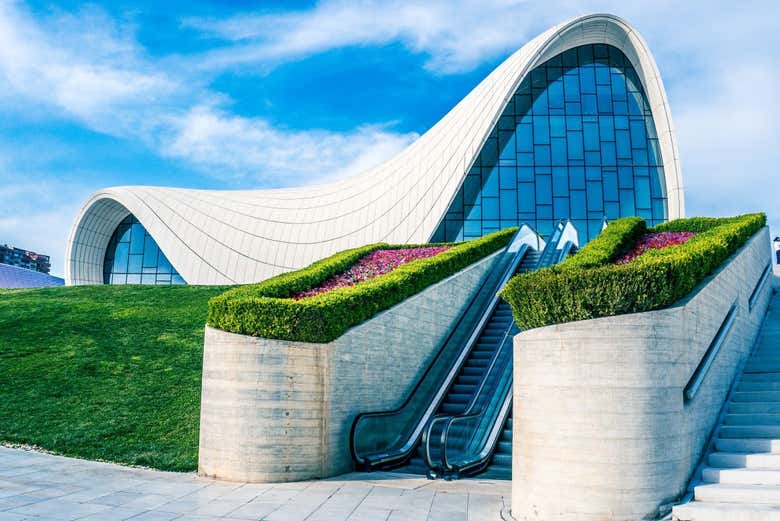 El edificio futurista de Heydar Aliyev