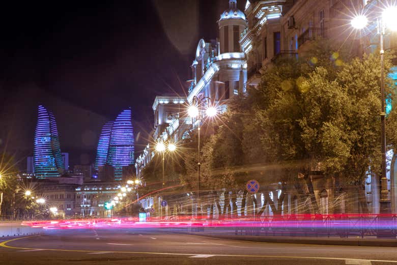 Le Flame Towers di sera