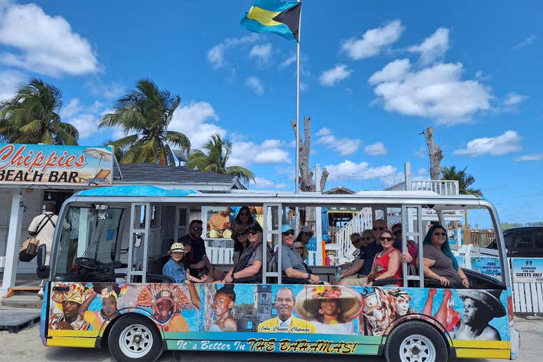 Recorriendo la capital de Bahamas en trolebús eléctrico